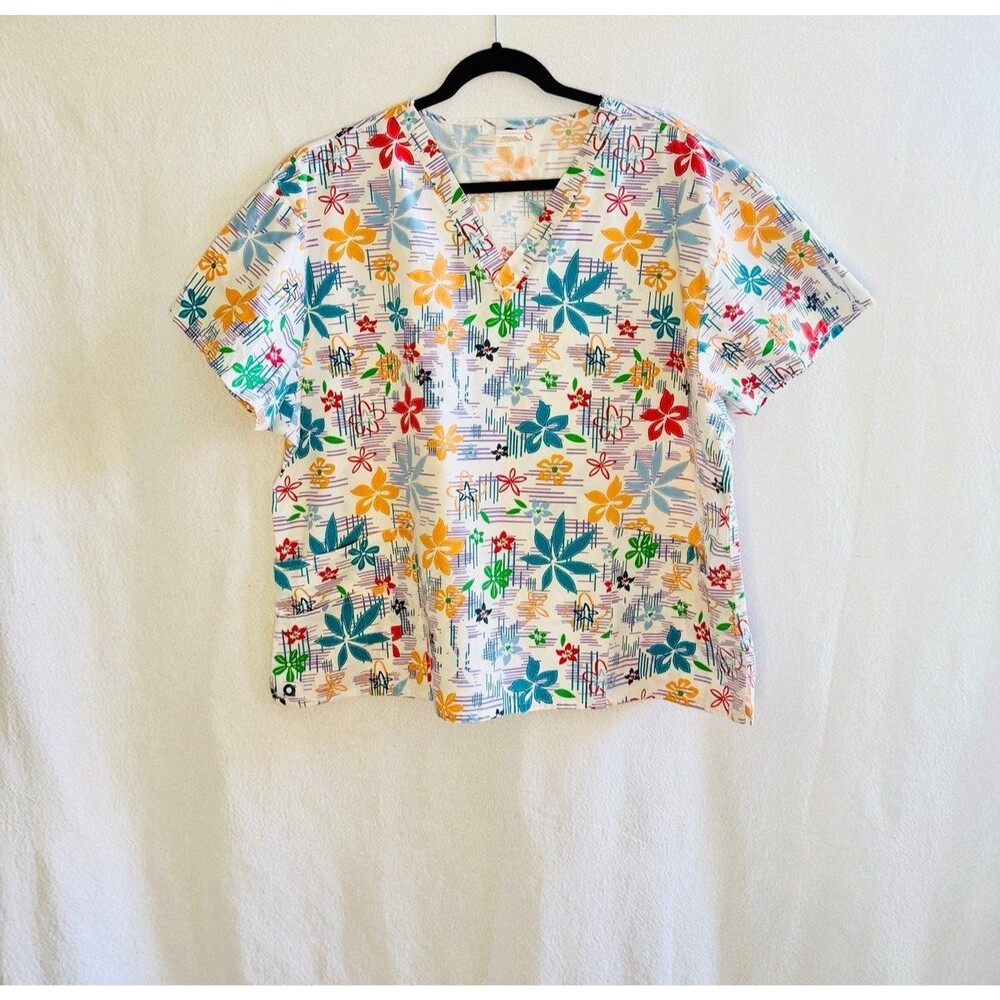 O2 Women’s floral tropical scrub top. Size XXL
